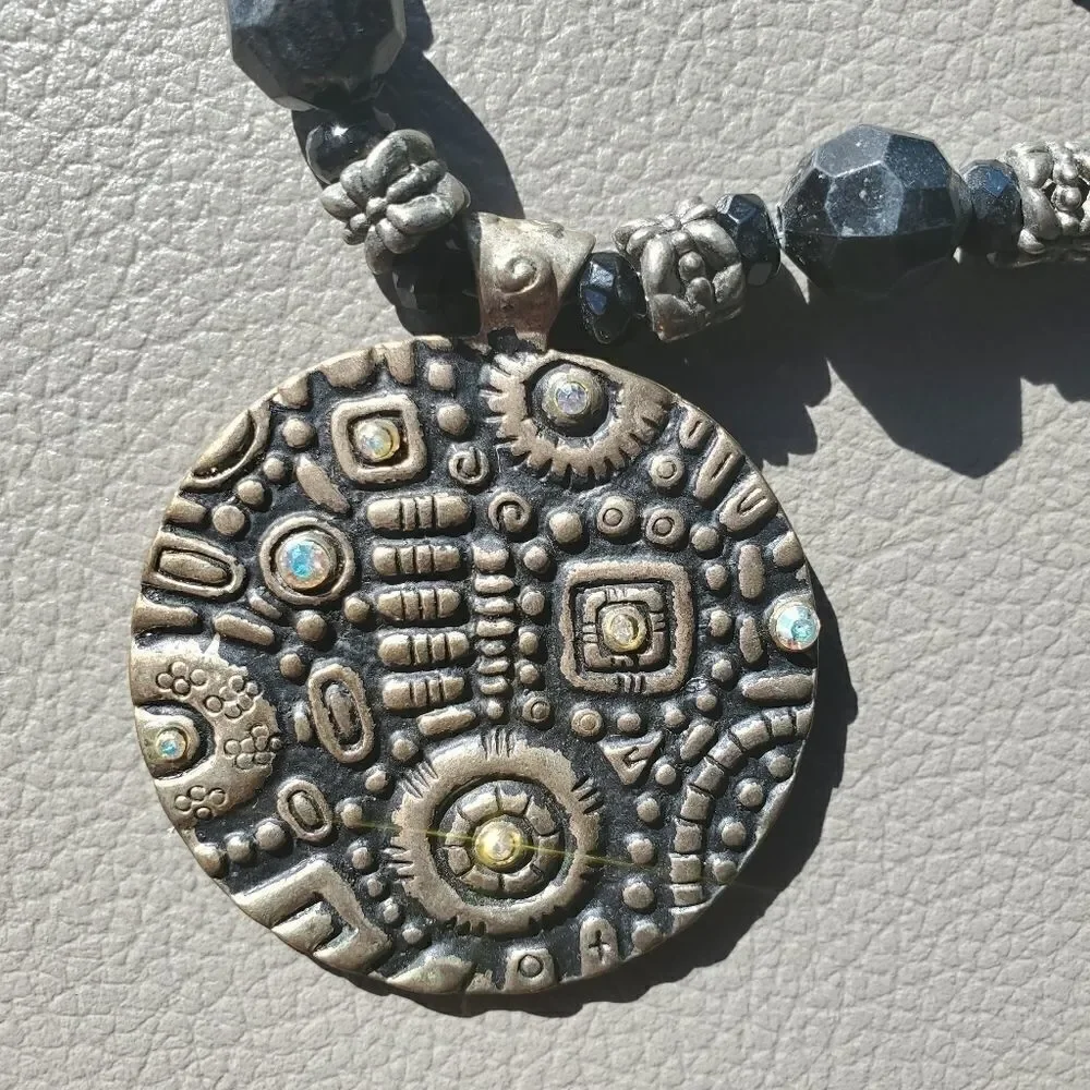 Vintage Women Black & bronze necklace. - Picture 11 of 11